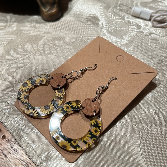 NWT Handmade Circular Dangle Wooden and Acrylic  Floral Sunflower Earring - Picture 2 of 6